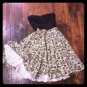 Vintage-style sundress with sweetheart neckline